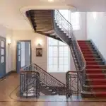 cage d'escalier immeuble avec matériaux modernes et anciens