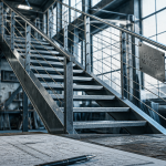 fabriquer un escalier en metal en atelier industriel