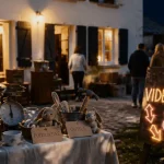 Vide maison 85 en Vendée : table d’objets et panneau “VIDE-MAISON 85”