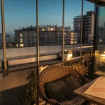 Balcon ferme fermé en verre, vues depuis l’intérieur, baies coulissantes