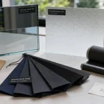 Comment occulter une fenêtre sans rideau : film miroir, film dépoli et store enrouleur