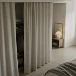 Idée pour fermer un placard sans porte avec un grand rideau en lin