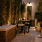 Une cour intérieure sombre avec lumière, sol et plantes : patio étroit urbain